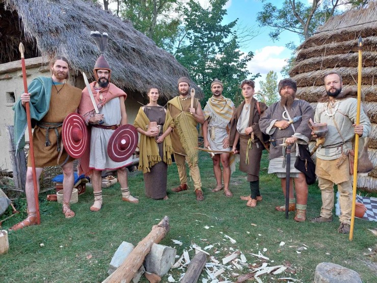 1 - společné foto bronzácko-eneolitckých nadšenců z Čr. Seřazeni chronologicky zprava doleva od eneolitu po knovízskou kulturu